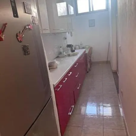 E Verdhe Elbasan, Albania *