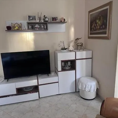 E Verdhe Elbasan, Albania Vila