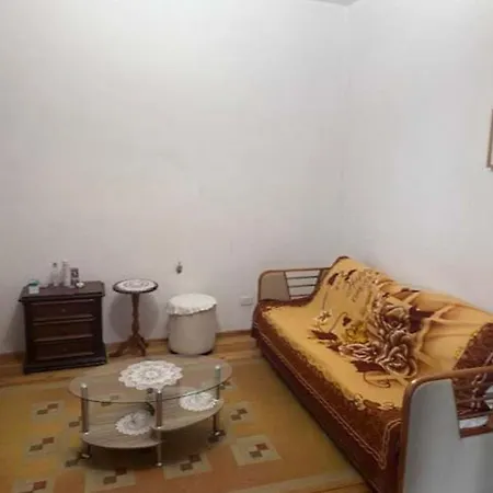 E Verdhe Elbasan, Albania Vila