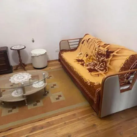 E Verdhe Elbasan, Albania