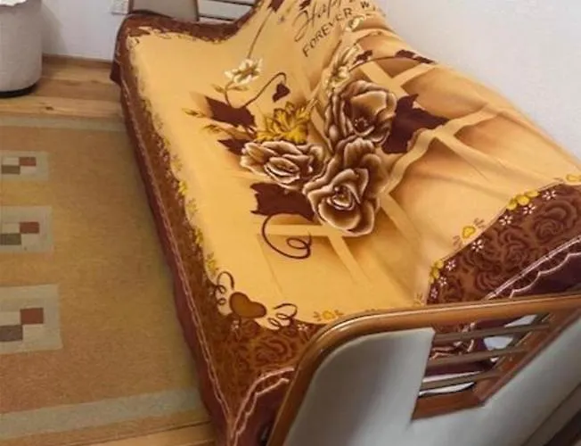 E Verdhe Elbasan, Albania فيلة *