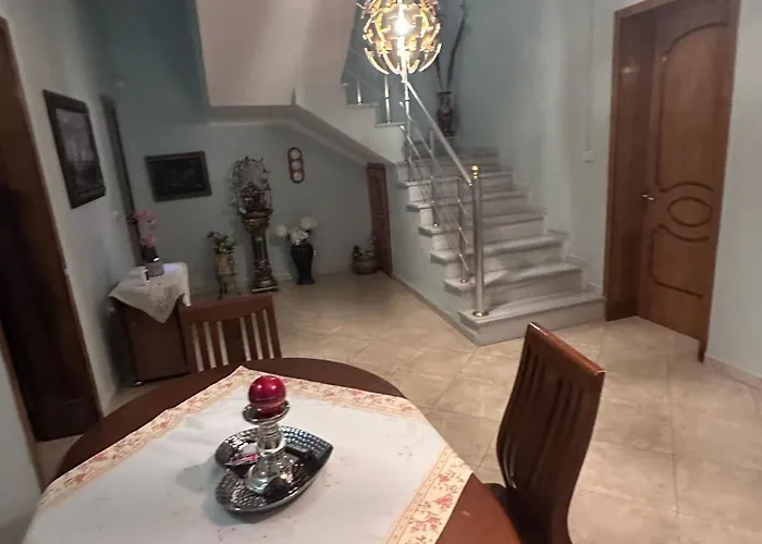 E Verdhe Elbasan, Albania فيلة