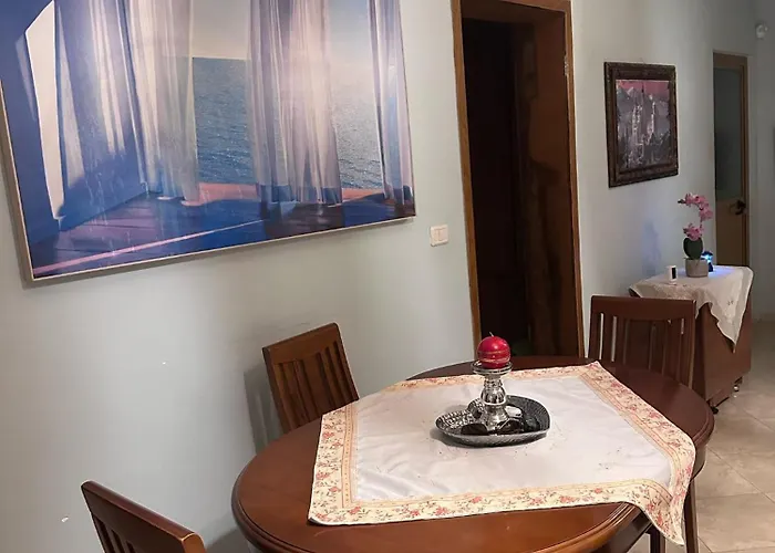 فيلة E Verdhe Elbasan, Albania *