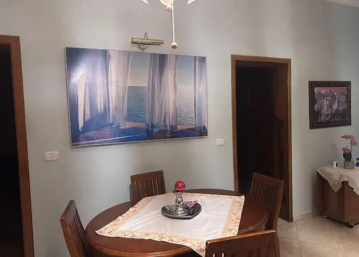 E Verdhe Elbasan, Albania فيلة *