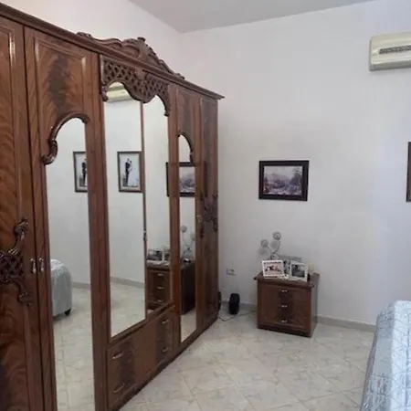 Villa E Verdhe Elbasan, Albania