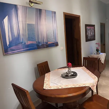 Villa E Verdhe Elbasan, Albania *