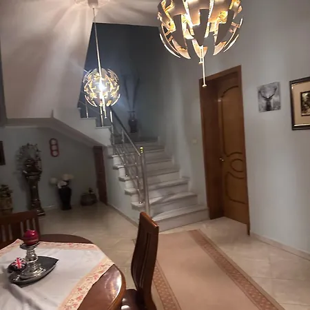 Villa E Verdhe Elbasan, Albania