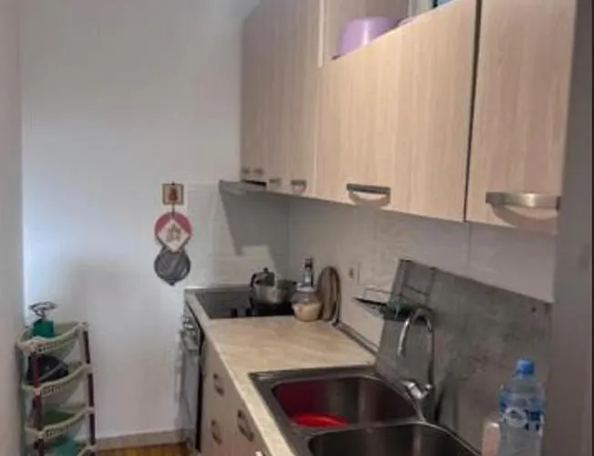 E Verdhe Elbasan, Albania Ελβασάν