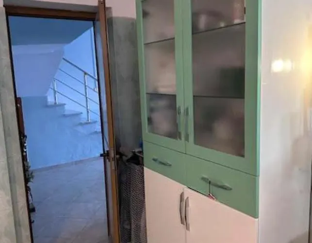 E Verdhe Elbasan, Albania * Ελβασάν