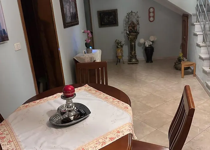 E Verdhe Elbasan, Albania Ελβασάν